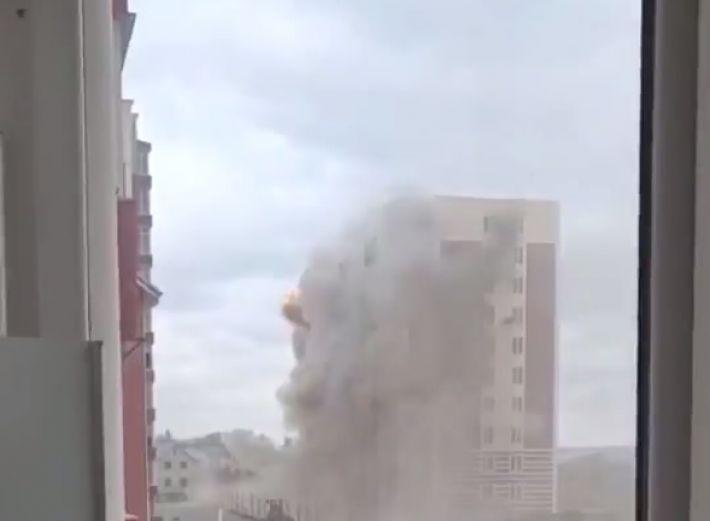 Артиллеристов в плен брать не будем: нацисты прямой наводкой расстреляли многоэтажки под Киевом, видео