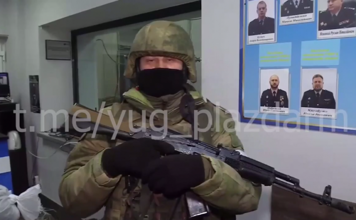 В Мелитополе российские солдаты оккупировали здание полиции и изымают оружие (видео)
