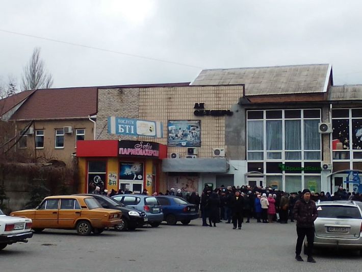 Жители Мелитополя штурмуют отделения Приватбанка, чтобы получить наличку (фото)