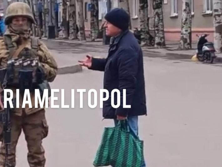В Мелитополе горожане вышли на беседу с военными РФ (видео)