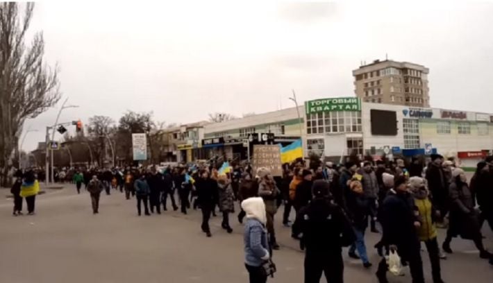 Тысячи мелитопольцев вышли на центральную площадь, чтобы отправить российских оккупантов домой (видео)