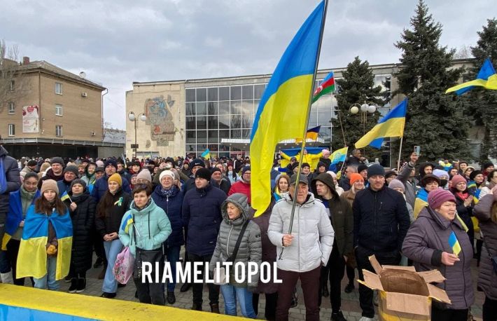 В Мелитополе горожане массово протестуют против оккупантов РФ с укропом в руках (фото, видео)