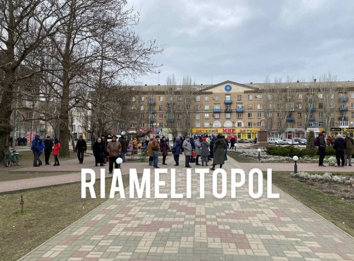 В Мелитополе за пайкой от РФ стояла жалкая кучка людей - против орков вышли тысячи (фото, видео)
