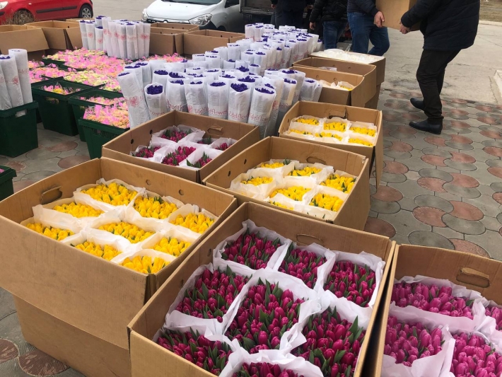 Для женщин в Энергодаре из Нидерландов передали 35 тысяч цветов