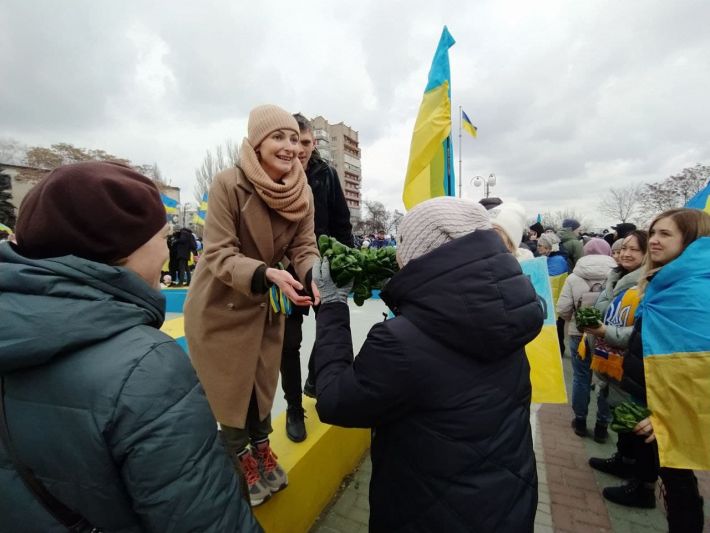 В Мелитополе на 8 Марта женщинам вместо цветов дарят зелень (фото, видео)