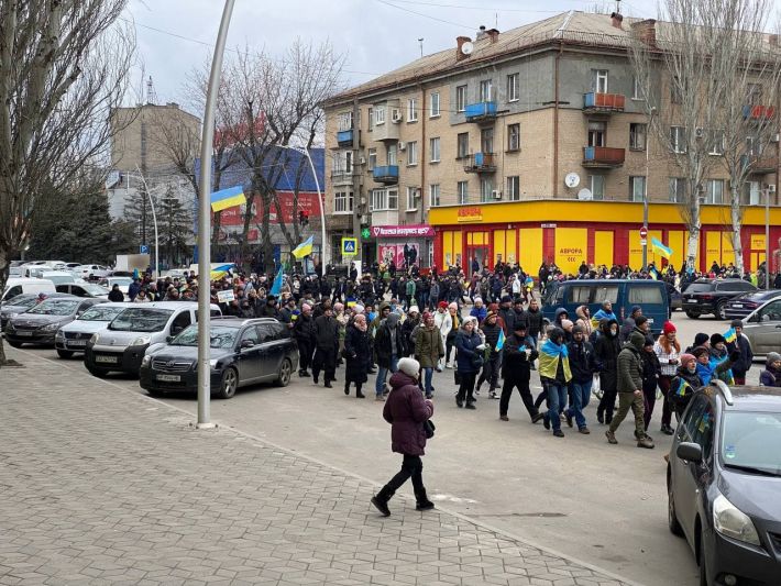 В Мелитополе горожане, рискуя жизнью, маршировали по городу против оккупации ( фото, видео)