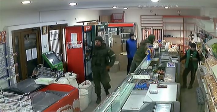 В Токмаке оккупанты мародерствуют в магазине (видео)