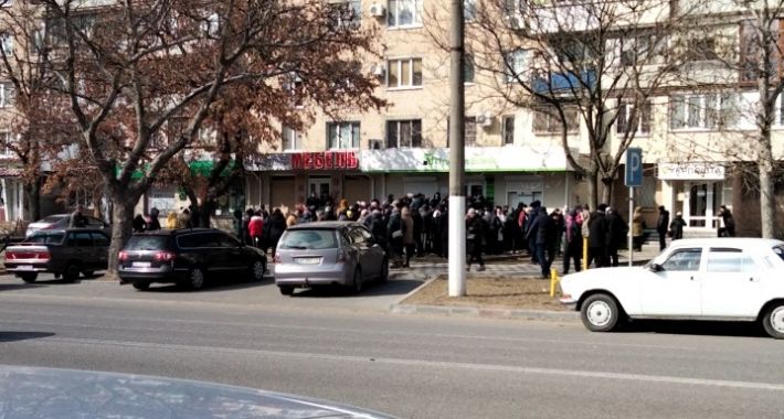 В Мелитополе штурмуют банкомат Приватбанка на "черном" - какая очередь (фото)