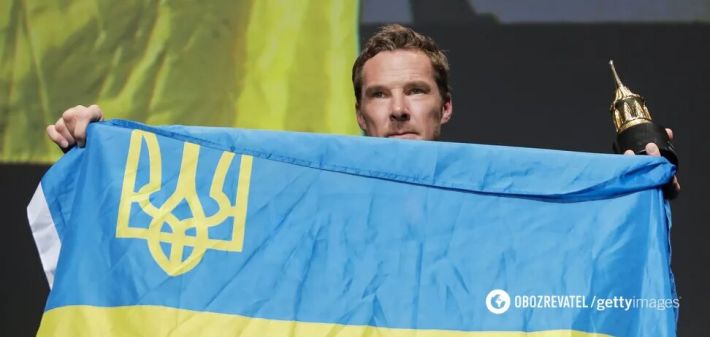 Бенедикт Камбербэтч вышел на сцену международного кинофестиваля с флагом Украины