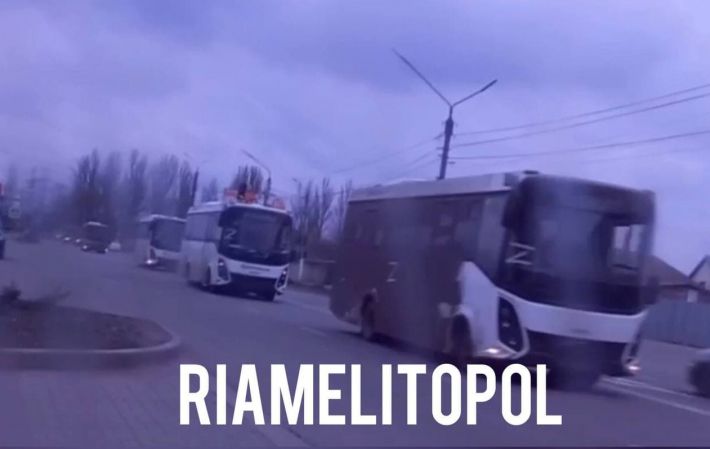 В Мелитополь массово везут военных РФ в белых автобусах (видео)