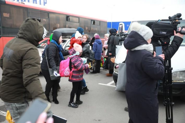 В Запорожье сегодня эвакуировали около 900 человек из Энергодара, Днепрорудного и Васильевки