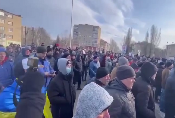 Оккупанты в Мелитополе бросили в митингующих светошумовую гранату