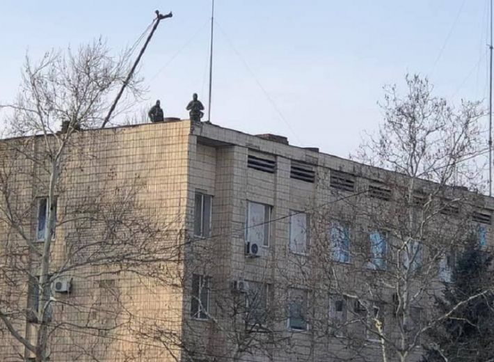 В Мелитополе оккупанты выставили снайперов на крыше МРГА (фото)