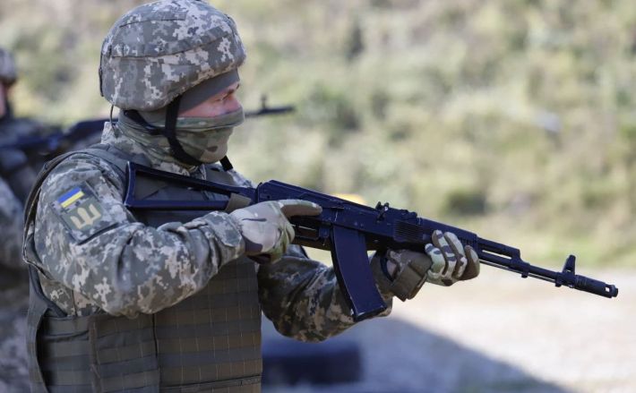 Бойцы "Азова" в Запорожье учат добровольцев владеть оружием