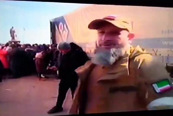Чеченцы в Мелитополе уже раздают пайку на площади (видео)