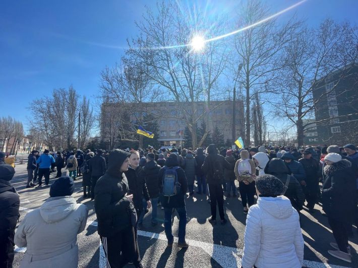 В Мелитополе оккупанты сказали митингующим, где искать мэра (фото, видео)