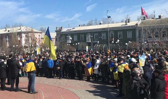 В Бердянске угрожают расправой журналистам и их семьям (видео)