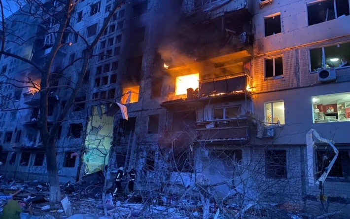 На Оболони оккупанты обстреляли многоэтажку: есть погибшие и раненные (Фото и видео)