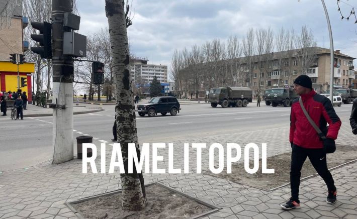 В Мелитополе рашисты оцепили площадь - произошла потасовка (фото, видео)