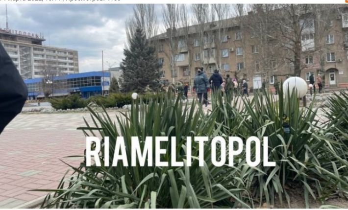 В Мелитополе оккупанты отпустили девушку, которую увезли с площади