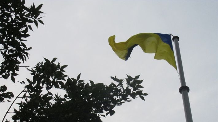 В Мелитополе на центральной площади снимают украинский флаг (фото)