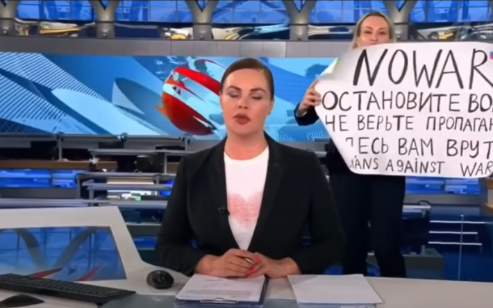 "Остановите войну": что грозит редактору, которая с плакатом ворвалась в прямой эфир новостей на "Первом канале" России