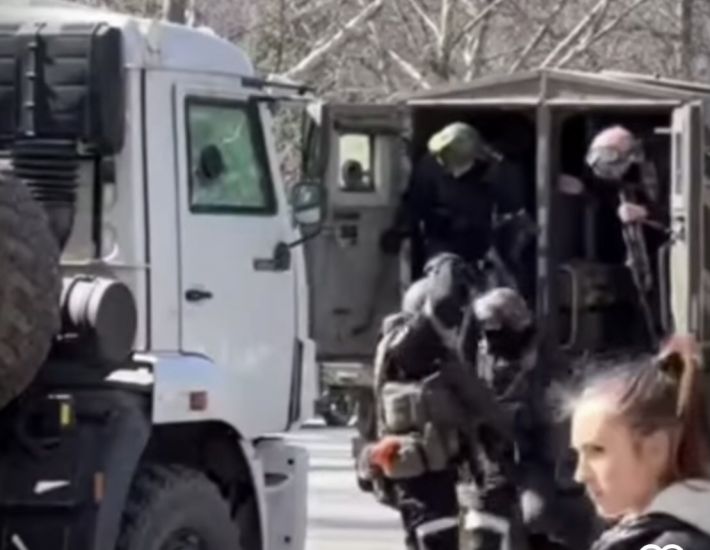 В Мелитополе на митинге оккупанты применили свето-шумовую гранату и снова выкрали людей