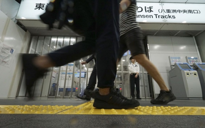 Из-за землетрясения в Японии сошел с рельсов скоростной поезд: видео