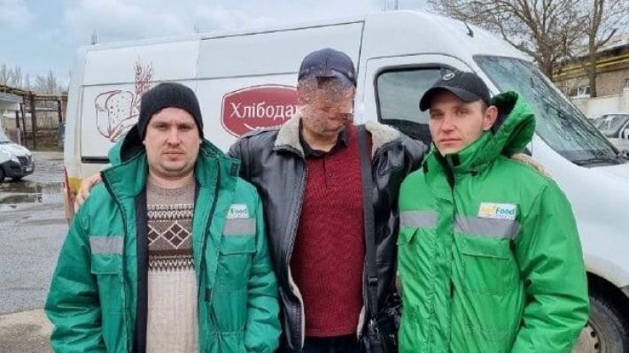 Российские оккупанты по дороге в Запорожье обстреляли машину Бердянского хлебокомбината
