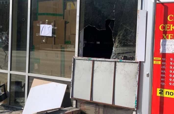 В Мелитополе мародеры разбили витрину точки выдачи ROZETKA (фото)