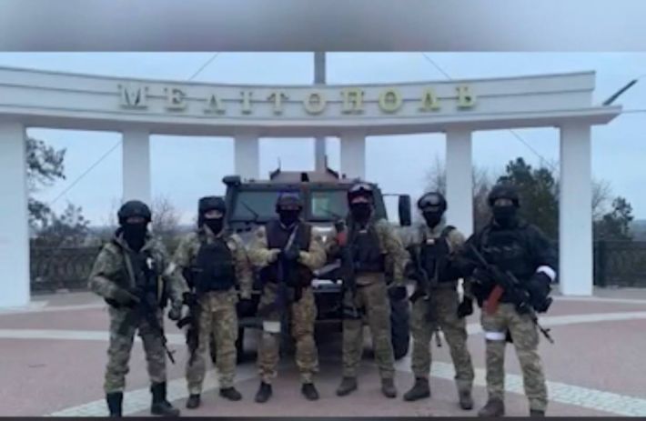 Оккупанты записали видеоотчет о том, как снимали украинский флаг в Мелитополе (видео)