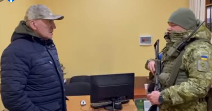 "С презрением!": пограничник швырнул в белорусского посла "30 серебряников за удар в спину Украине"