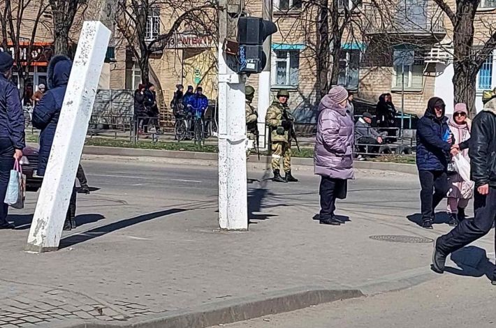На Новом Мелитополе оккупанты перекрыли  дорогу и раздают гумантарку под дулами автоматов (фото, видео)