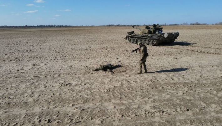 "Русские сдаются! С техникой": оккупант сдал танк за вознаграждение
