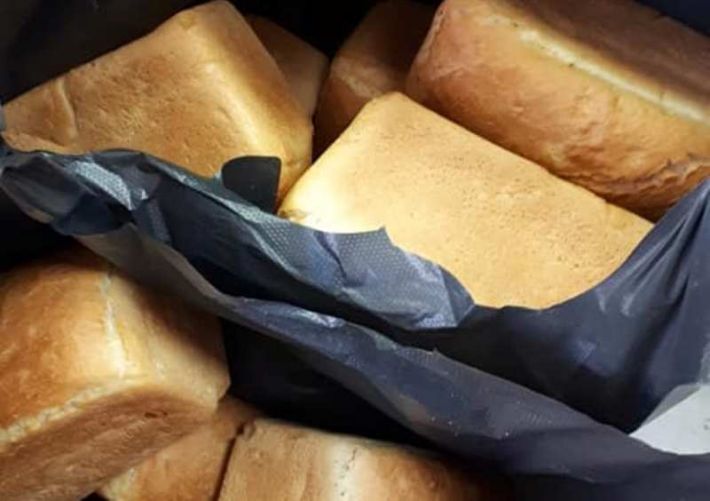 Владельцы магазина в Мелитополе бесплатно развозят хлеб беженцам из Мариуполя (фото)