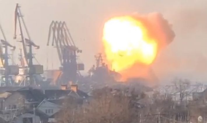 В Бердянске в порту прогремели мощные взрывы (фото, видео)