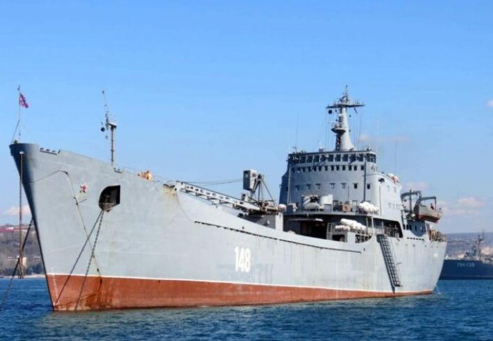 Военный корабль пошел на дно: в Бердянске уничтожен БДК россиян - фото, видео