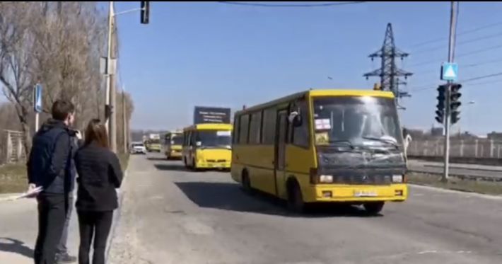 В Мелитополь сегодня отправились автобусы с гуманитаркой (фото, видео)