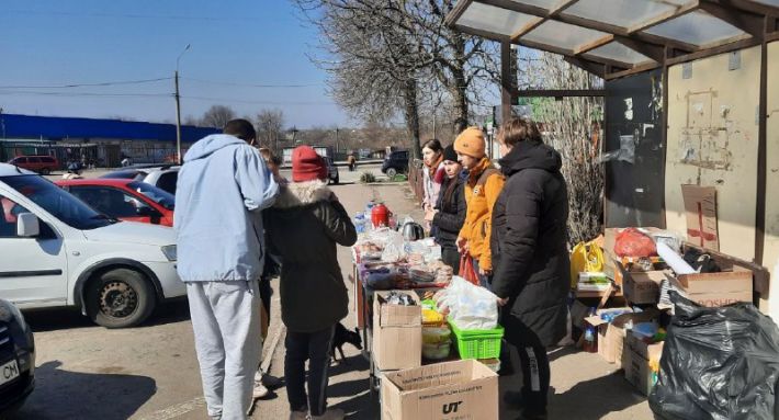 В центре поселка Мелитопольского района беженцев из Мариуполя бесплатно поят чаем и кормят (фото)