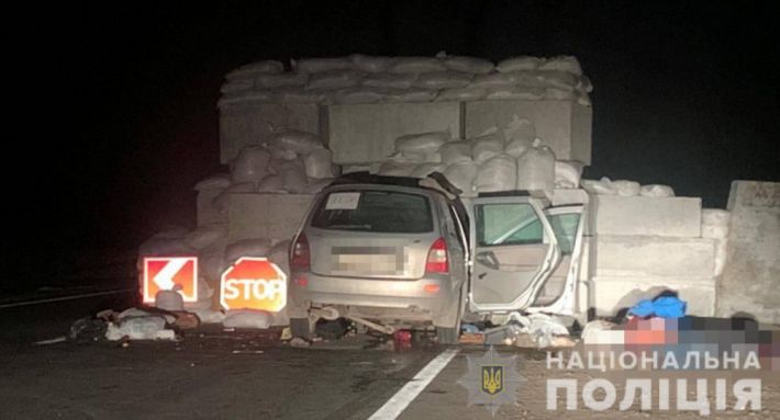 В Одесской области автомобиль врезался в блокпост, погибли двое жителей Мариуполя (фото)
