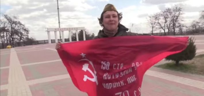 В Мелитополе Юлия Чичерина на площади с красным флагом поздравила росгвардию (видео)