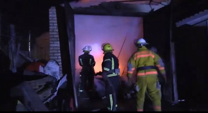 В Мелитополе ночью сгорел дом (видео)