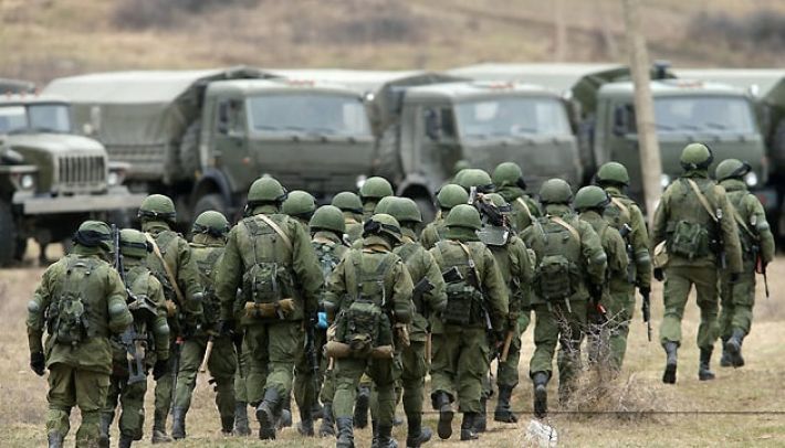 Русские солдаты в Мелитополе опускают глаза от стыда