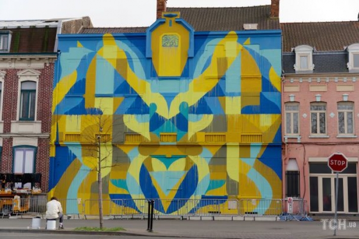 Американская художница украинского происхождения создала огромный сине-желтый мурал во Франции