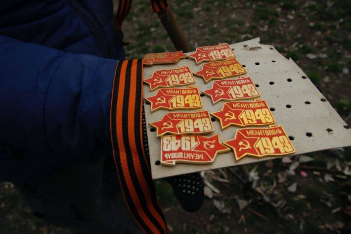 В Мелитополе оккупанты уже раздают георгиевские ленточки (фото)