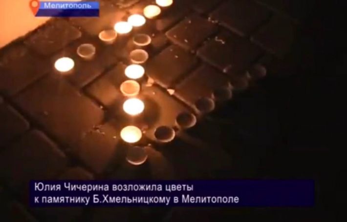 В Мелитополе возле памятника Богдану Хмельницкого пропагандистка Путина выложила свечами Z (видео)