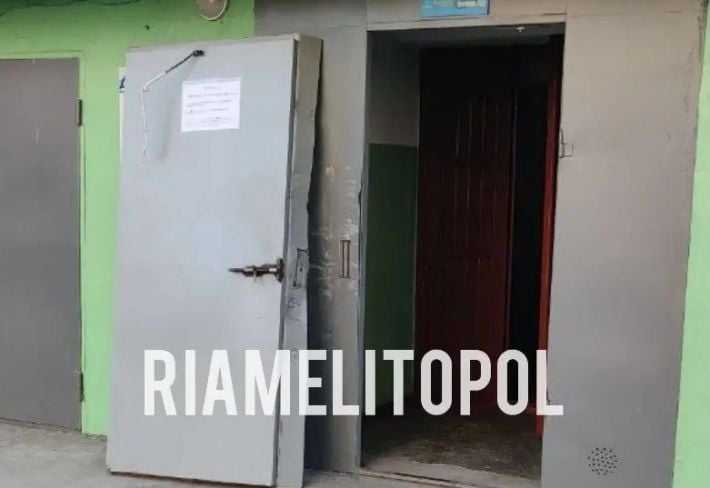 В Мелитополе оккупанты России зверствуют – вырезают болгаркой двери на подъездах и в офисах (фото)