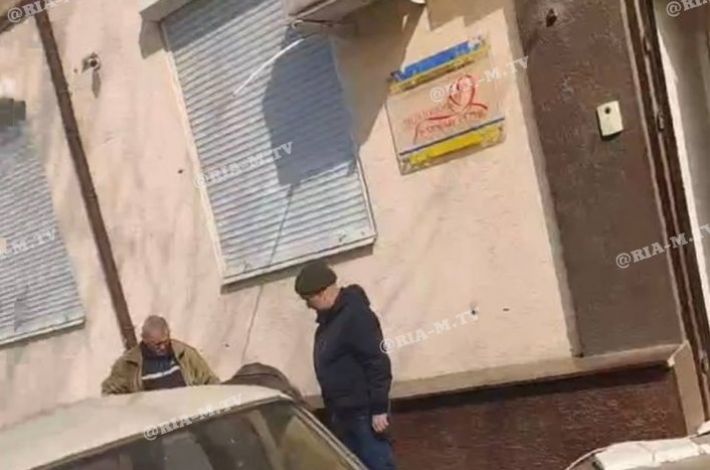 В Мелитополе в офисе нардепа русские солдаты взламывают двери (фото)