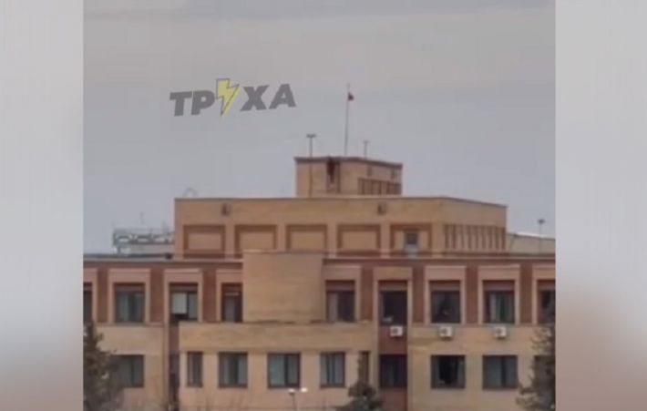 В оккупированной Балаклее неизвестный герой взобрался на крышу админздания и снял оттуда тряпку кафиров (видео)