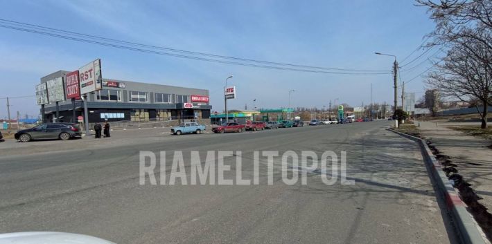 В Мелитополе подешевел бензин - на АЗС длинные очереди (фото)